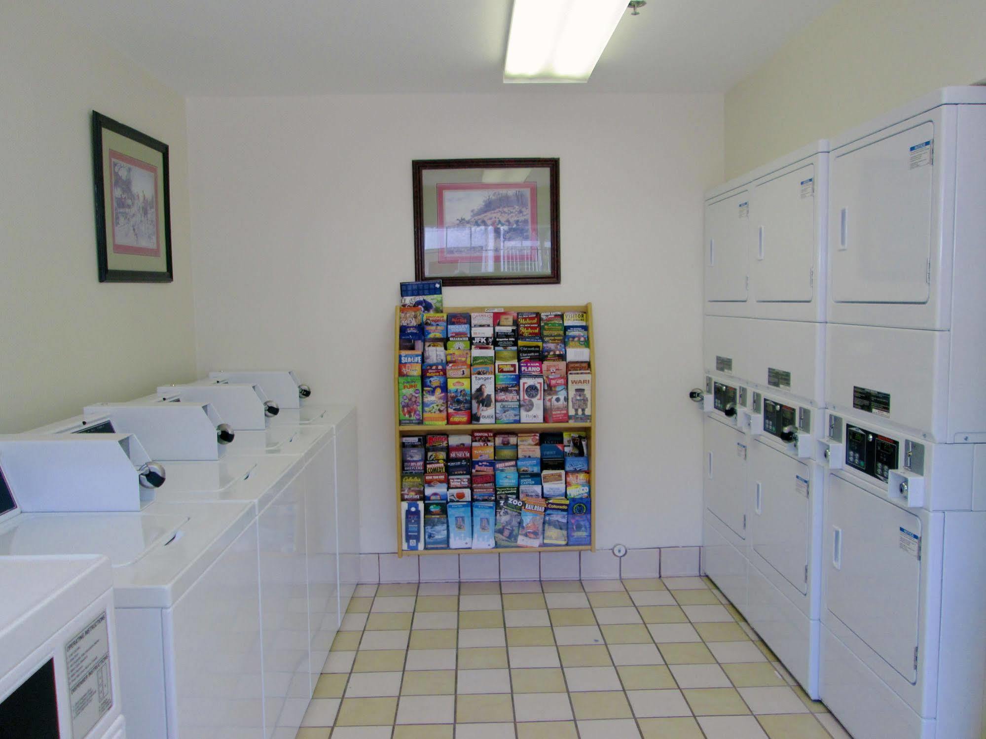 Hometowne Studios By Red Roof Dallas - North Addison - Tollway المظهر الخارجي الصورة